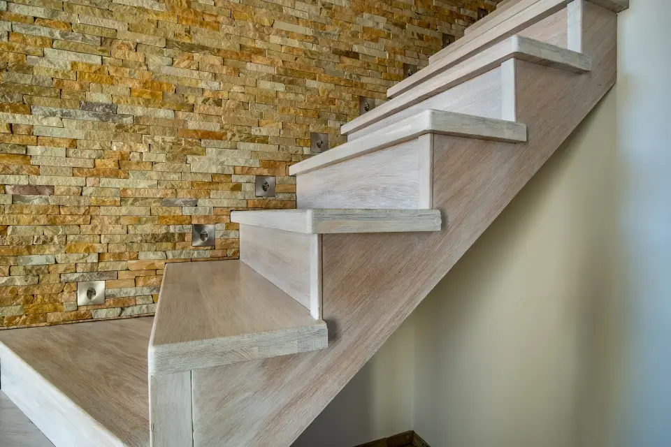 Habillage d’escalier à Luxeuil-les-Bains : redonnez vie à votre intérieur